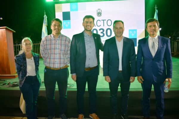 Personal administrativo del Centro Regional de la UNNE con sede en Goya, participaron del acto. (Fotos: Prensa Municipio de Goya)