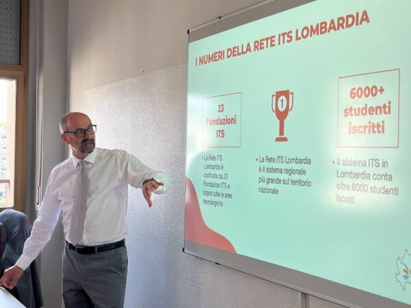 El Director, Roberto Sella, quién es además Coordinador de la red de ITS de la Región Lombardía (la más grande de Italia) explicó que la falta de técnicos en Italia, está influenciada por la sobrecalificación de los recursos. 