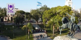 Estudiantes de Eragia participaron del izamiento de la bandera en la plaza 25 de Mayo