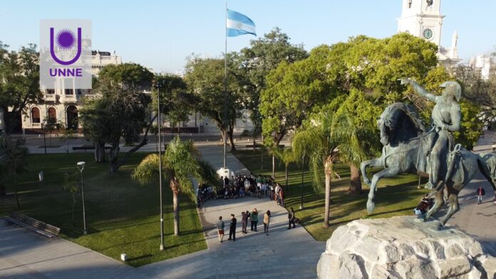 Estudiantes de Eragia participaron del izamiento de la bandera en la plaza 25 de Mayo