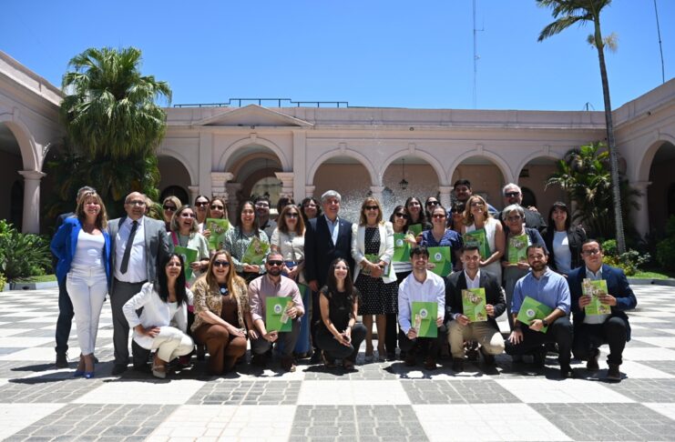La UNNE presentó un manual escolar que renueva la forma de enseñar la historia de Corrientes en el siglo XX