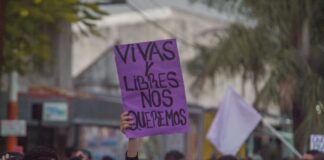 ENTREVISTA EN RADIO UNNE “Quieren instalar el debate sobre denuncias falsas, cuando las mujeres no se animan a denunciar, entre otras causas, por la revictimización” Marcha Ni Una Menos 3J 2026 Resistencia. (Foto. Jere Giordano)