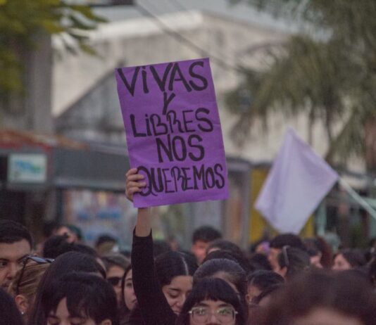 “Quieren instalar el debate sobre denuncias falsas, cuando las mujeres no se animan a denunciar, entre otras causas, por la revictimización” Marcha Ni Una Menos 3J 2026 Resistencia. (Foto. Jere Giordano)