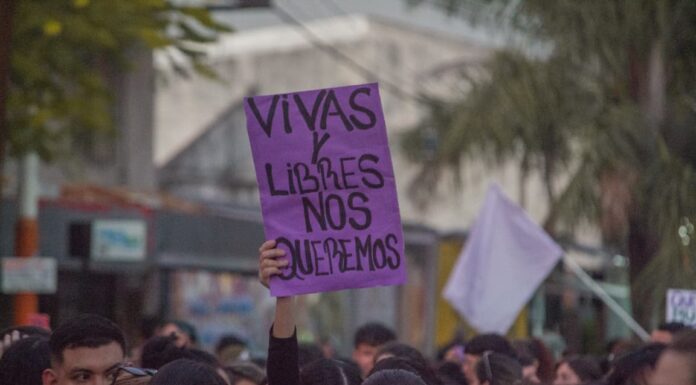 “Quieren instalar el debate sobre denuncias falsas, cuando las mujeres no se animan a denunciar, entre otras causas, por la revictimización” Marcha Ni Una Menos 3J 2026 Resistencia. (Foto. Jere Giordano)