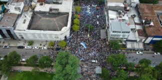 DESDE CORRIENTES HACIA RESISTENCIA Con multitudinaria adhesión, la comunidad de la UNNE marchó en defensa de la universidad pública