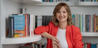 LA INTELIGENCIA ARTIFICIAL EN LA EDUCACIÓN “El desafío educativo ya no es prohibir la IA sino enseñar a pensar” Mariana Maggio es pedagoga, educadora y escritora especializada en tecnología educativa, también autora de diversos libros sobre esa especialidad.