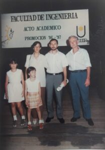 Martín, junto a su familia durante el acto de graduación en la Facultad de Ingeniería de la UNNE.