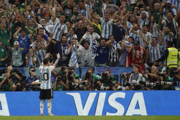 En los estadios se observan variados carteles publicitarios.