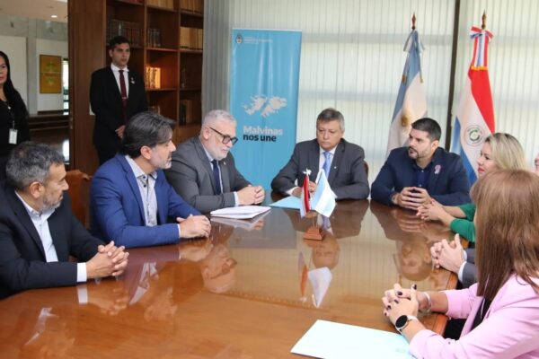 Los convenios firmados en Asunción posibilitarán un trabajo conjunto con la UNNE, que se traducirá en otras acciones como esta exposición.