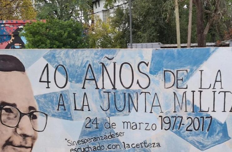 Día del periodista: capacitaciones, intervención artística, transmisión en vivo y un programa especial de Radio UNNE Rodolfo Walsh, uno de los faros que ilumina para pensar el periodismo como ejercicio intelectual y como práctica social, aún hoy. Autor de algunas de las crónicas que mejor reflejaron las tensiones propias de sociedades como la correntina. En su honor se pintó este mural en el patio de la sede de Comtulab, y este viernes se restaurará.