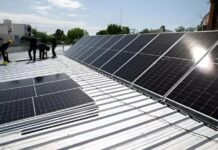 Becario evalúa costos y ventajas de incorporar paneles solares en el diseño edificios en torre