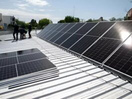 Becario evalúa costos y ventajas de incorporar paneles solares en el diseño edificios en torre