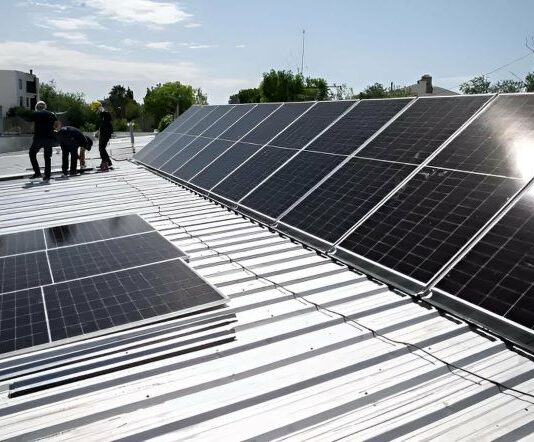 Becario evalúa costos y ventajas de incorporar paneles solares en el diseño edificios en torre