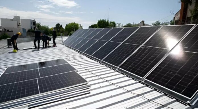 Becario evalúa costos y ventajas de incorporar paneles solares en el diseño edificios en torre