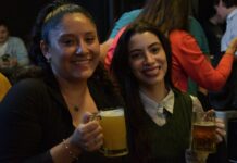 CON AUSPICIO DE LA UNNE Entre maní, superhéroes y el m´boyeré de la ciencia, pasó el Pint of Science del NEA