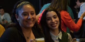 CON AUSPICIO DE LA UNNE Entre maní, superhéroes y el m´boyeré de la ciencia, pasó el Pint of Science del NEA