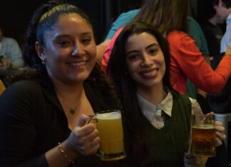 CON AUSPICIO DE LA UNNE Entre maní, superhéroes y el m´boyeré de la ciencia, pasó el Pint of Science del NEA