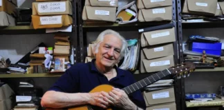 EN EL SALÓN "G" - CAMPUS CABRAL - CORRIENTES «Canciones al viento»: homenaje de la UNNE a Pocho Roch "Pocho" Roch recibió el título Doctor Honoris Causa de la UNNE y ahora será homenajeado con estos conciertos. (Foto: Diario Época)