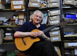 EN EL MARCO DE LOS 40 AÑOS DE DEMOCRACIA ARGENTINA «Canciones al viento», un homenaje de la UNNE a Pocho Roch "Pocho" Roch recibió el título Doctor Honoris Causa de la UNNE y ahora será homenajeado con estos conciertos. (Foto: Diario Época)