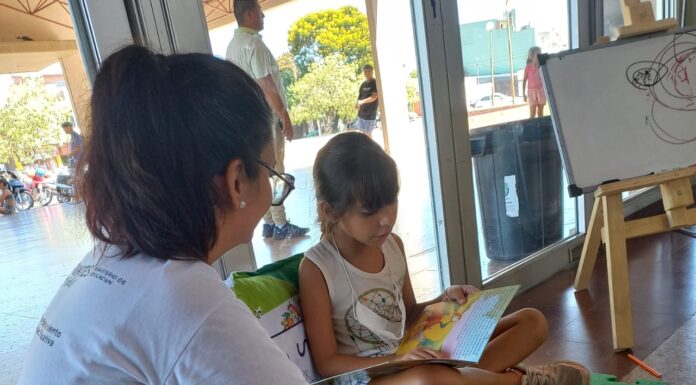 Cecilia Silvero Saiach, la “profe” que acercó lectura a la sala de espera del Pediátrico y fue distinguida por la UNNE