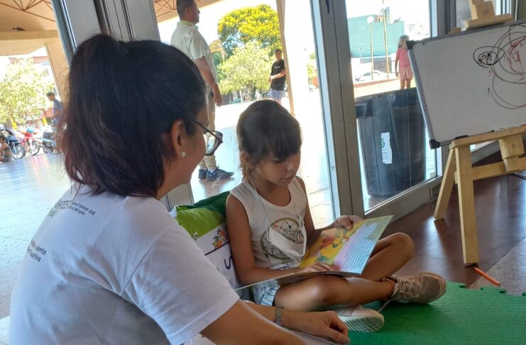 Conocé la historia de Cecilia Silvero Saiach: la “profe” que acercó lectura a los niños y niñas de la sala de espera del hospital y fue distinguida por la UNNE