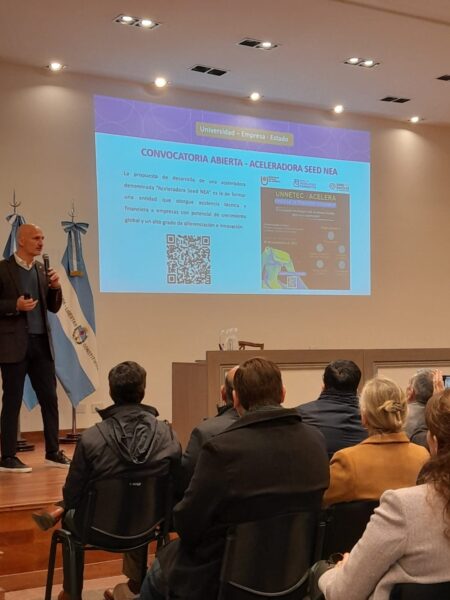 El secretario general de Relaciones Interinstitucionales de la UNNE, Sebastián Slobayen presentó el nuevo programa en el marco de la cuarta Jornada de vinculación Universidad – Empresa – Estado.