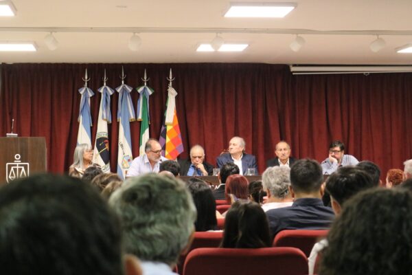 El miércoles 25 de marzo a las 18 horas en el Aula Magna del Edificio Histórico de la Facultad de Derecho de la UNNE, ubicado en Salta 459, Corrientes, se realizará el segundo conversatorio, esta vez sobre delitos de lesa humanidad en el Chaco.