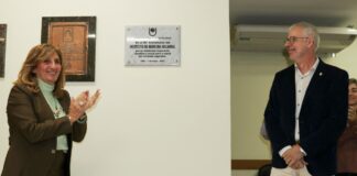 ACTOS POR EL 80 ANIVERSARIO Instituto de Medicina Regional: placa conmemorativa y el reconocimiento a su trayectoria científica y social para la salud del nordeste argentino La rectora de la UNNE, Delfina Veiravé encabezó el acto y descubrió la placa conmemorativa por los 80 años del IMR, junto al director, Dr. Luis Merino.