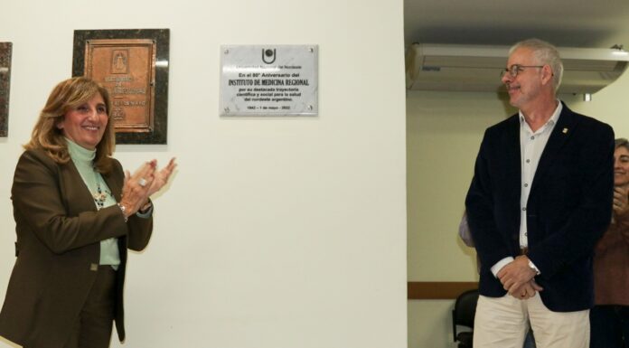 ACTOS POR EL 80 ANIVERSARIO Instituto de Medicina Regional: placa conmemorativa y el reconocimiento a su trayectoria científica y social para la salud del nordeste argentino La rectora de la UNNE, Delfina Veiravé encabezó el acto y descubrió la placa conmemorativa por los 80 años del IMR, junto al director, Dr. Luis Merino.