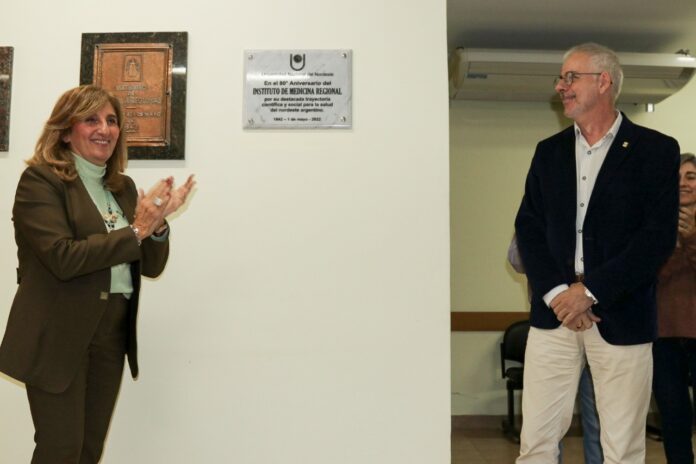 La rectora de la UNNE, Delfina Veiravé encabezó el acto y descubrió la placa conmemorativa por los 80 años del IMR, junto al director, Dr. Luis Merino.