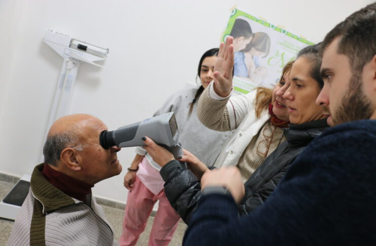 Mirar más allá de la retina: la UNNE llevó el “Proyecto Iris” para detectar alteraciones en pacientes con diabetes