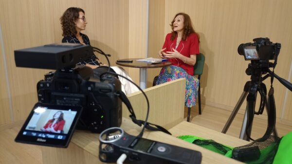 La coordinadora de Comunicación de la UNNE, Lic. Gabriela Bissaro, realizó entrevistas para el programa Punto UNNE.