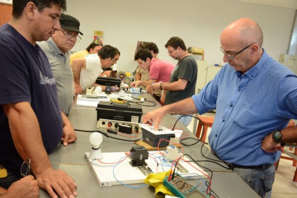 El ingeniero César Rey en el curso de Electricidad que ofrece la Escuela de Oficios de la UNNE, donde se desempeña como profesor. 