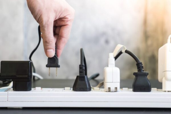 Las sobrecargas eléctricas pueden ocurrir por conectar demasiados aparatos eléctricos a la vez.
