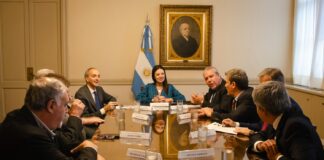 EL RECTOR DE LA UNNE, OMAR LARROZA, INTEGRÓ LA COMITIVA DEL CIN Con avances en el diálogo pero sin resultados, terminó la reunión entre rectores de universidades y el gobierno nacional El rector de la UNNE, Omar Larroza participó del encuentro.