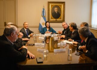 EL RECTOR DE LA UNNE, OMAR LARROZA, INTEGRÓ LA COMITIVA DEL CIN Con avances en el diálogo pero sin resultados, terminó la reunión entre rectores de universidades y el gobierno nacional El rector de la UNNE, Omar Larroza participó del encuentro.