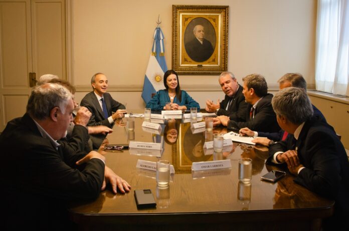 El rector de la UNNE, Omar Larroza participó del encuentro.