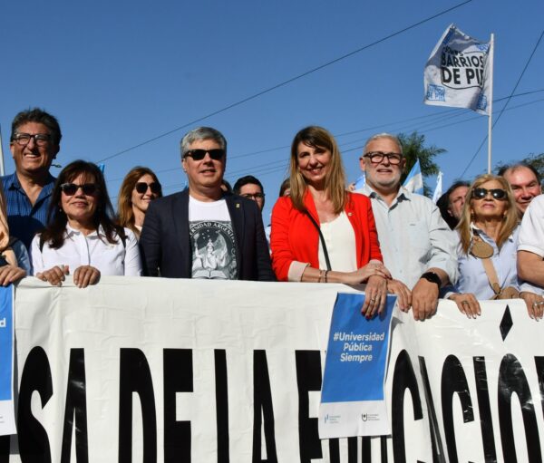 Como en abril pasado, el vicerrector de la UNNE, José Basterra participó de la marcha universitaria que unió a Chaco y Corrientes en defensa de la educación pública y en contra del desfinanciamiento universitario.