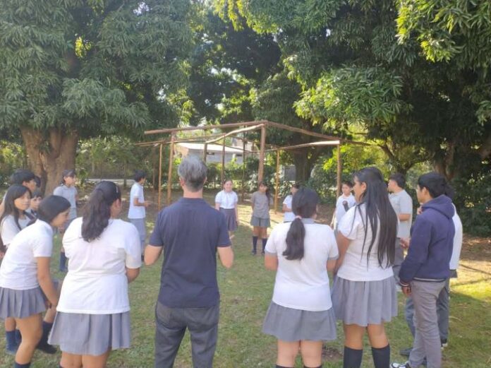 Sembrando Futuro 2 El proyecto contempla además dos líneas de trabajo complementarias: el reciclado de residuos orgánicos de la escuela a través de un sistema de compostaje, y el desarrollo de un vivero de árboles de especies nativas para su posterior plantado en el casco urbano.