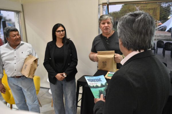 El rector de la UNNE, Omar Larroza entregó los primeros ejemplares en la Feria Iberoamericana del Libro Chaco 2022, donde la Universidad tuvo stand propio.