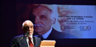 MÁXIMO RECONOCIMIENTO DE LA UNIVERSIDAD DEL SOL El rector Larroza entregó el título Dr. Honoris Causa de la UNNE al referente cultural “Ticio” Escobar