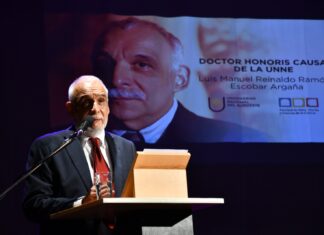 MÁXIMO RECONOCIMIENTO DE LA UNIVERSIDAD DEL SOL El rector Larroza entregó el título Dr. Honoris Causa de la UNNE al referente cultural “Ticio” Escobar