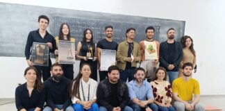 CULTURA Y EXTENSIÓN Feria Puro Diseño Raíces: la UNNE dice presente en la edición Chaco Proyectos seleccionados para ser parte de los premios Puro Diseño Raíces Chaco 2025. Los estudiantes junto a sus proyectos, docentes y equipo organizador de la Feria en la UNNE al momento de la selección.