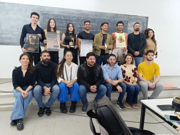 Proyectos seleccionados para ser parte de los premios Puro Diseño Raíces Chaco 2025. Los estudiantes junto a sus proyectos, docentes y equipo organizador de la Feria en la UNNE al momento de la selección.