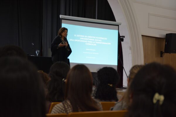 "Introducción a las Microcredenciales Académicas y su relación con la educación a Distancia" y "El sistema argentino de créditos universitarios, una oportunidad para la transformación curricular", fueron los títulos de las dos conferencias que la PhD. Mónica Marquina brindó en la UNNE.
