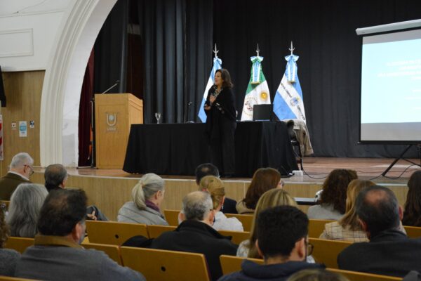 Con gran participación, ambas conferencias se realizaron en el Aula Magna del Campus Resistencia de la UNNE, y se transmitieron por el canal de youtube de la universidad.