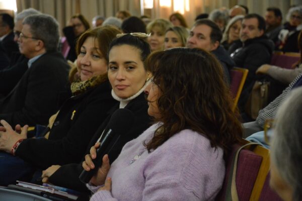 Las conferencias incluyeron un tiempo para las preguntas y el intercambio con las personas presentes.