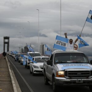 UNNE CRUZANDO EL PUENTE