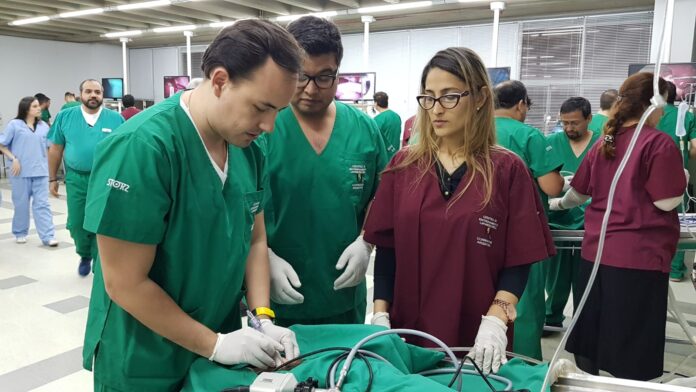 Estudiantes del CENCIL en el quirófano de prácticas