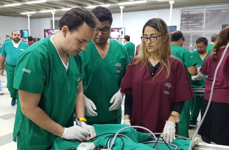 El CENCIL recibirá en Cusco, el Premio a la Excelencia Médica IOCIM Estudiantes del CENCIL en el quirófano de prácticas